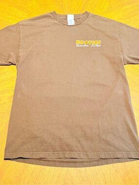 Hooters Las Vegas Casino Hotel Graphic T-Shirt Brown Vintage Style Tee